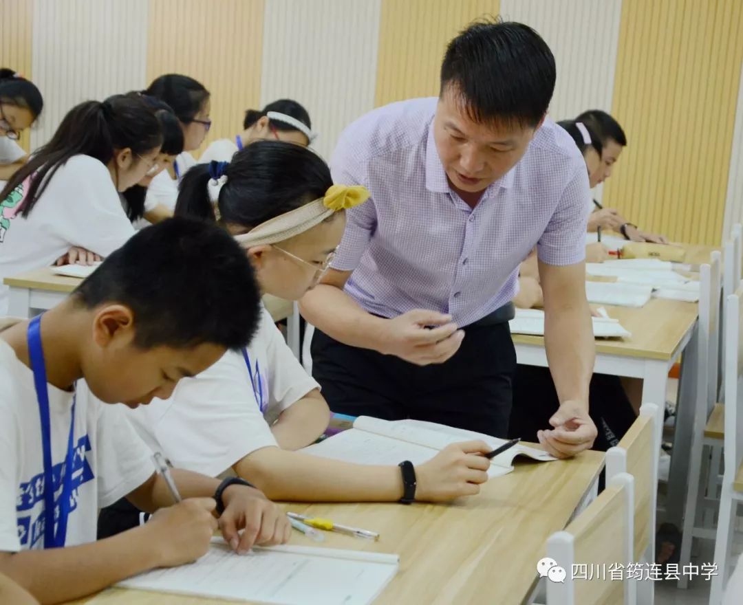 鑄魂育人 校長先行 ——筠連縣教體局舉行初中學(xué)校校長講思想政治課活動8.jpg