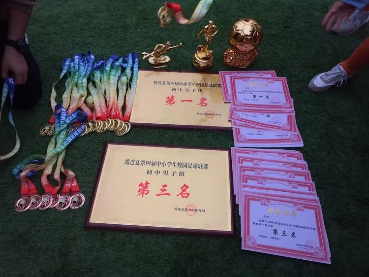 1607590672101817.jpg 筠中學(xué)子足球賽場(chǎng)創(chuàng)佳績(jī)7.jpg