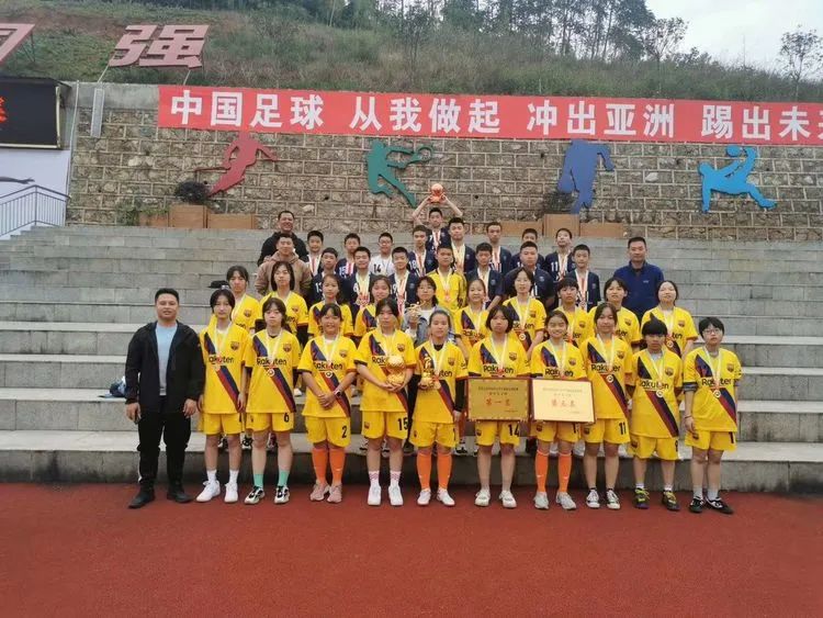1607590704718458.jpg 筠中學(xué)子足球賽場(chǎng)創(chuàng)佳績(jī)9.jpg