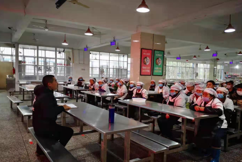 筠連縣中學(xué)對食堂員工進(jìn)行食品安全及防疫知識培訓(xùn)1.png