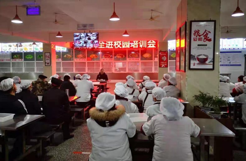 筠連縣中學(xué)對食堂員工進(jìn)行食品安全及防疫知識培訓(xùn)2.png