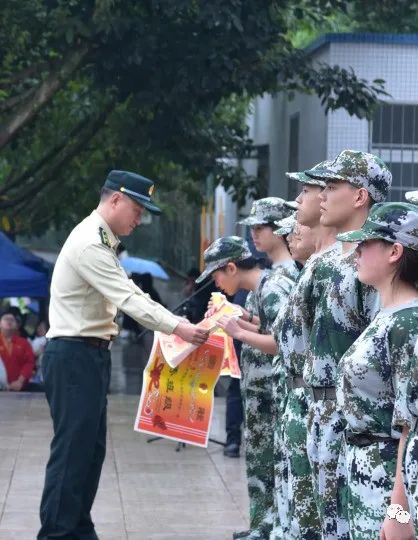 1634524504125381.jpg 熱血軍訓(xùn) 激情青春——高2021級(jí)軍訓(xùn)匯報(bào)表演18.jpg